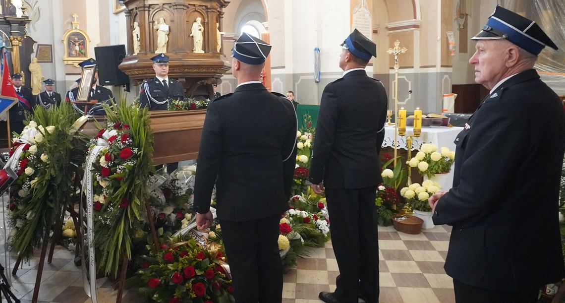 Ostatnie pożegnanie prezesa OSP Sanniki Marka Olczaka Ostatnie pożegnanie prezesa OSP Sanniki Marka Olczaka