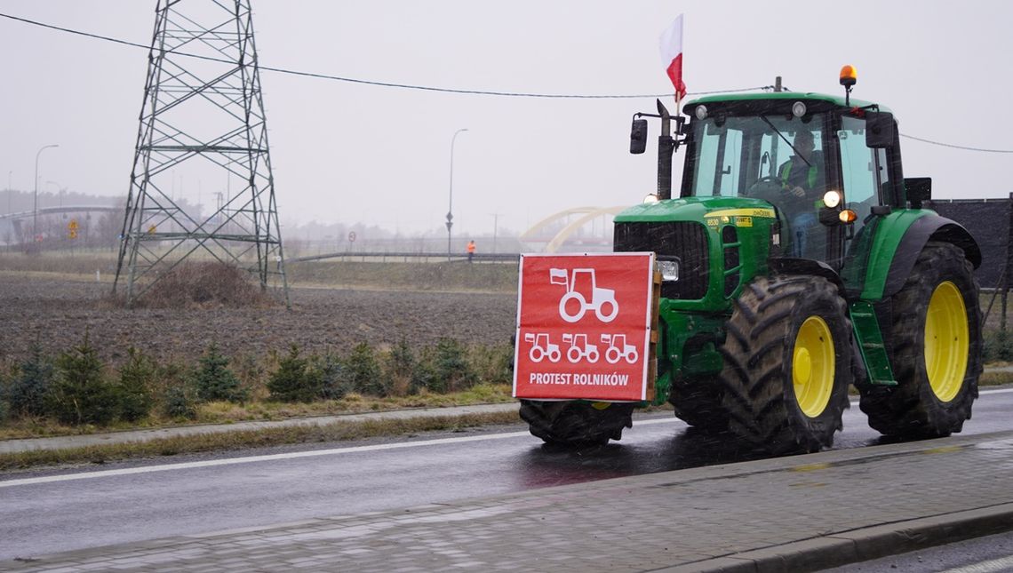 Paraliż komunikacyjny na drogach. Rolnicy wyjechali na traktorach [VIDEO+FOTO]