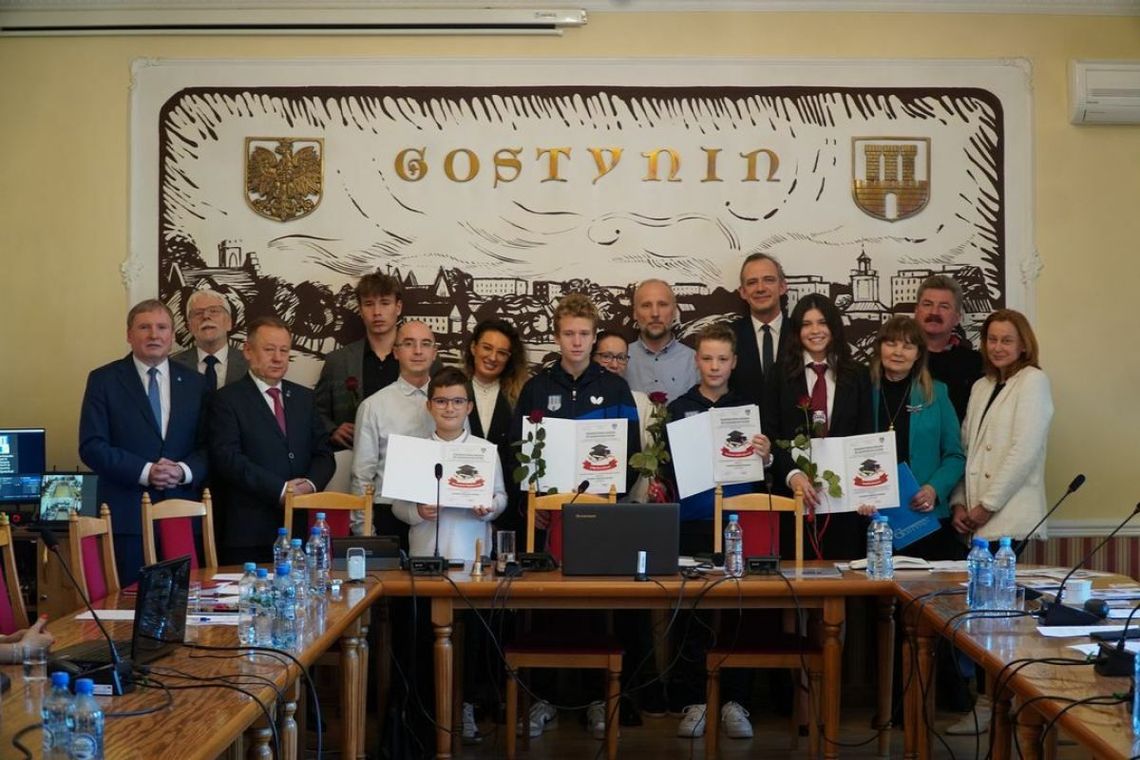 Pięcioro najzdolniejszych uczniów otrzymało stypendia Gminy Miasta Gostynina