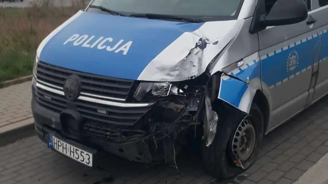 Pijani policjanci rozbili radiowóz w Płońsku