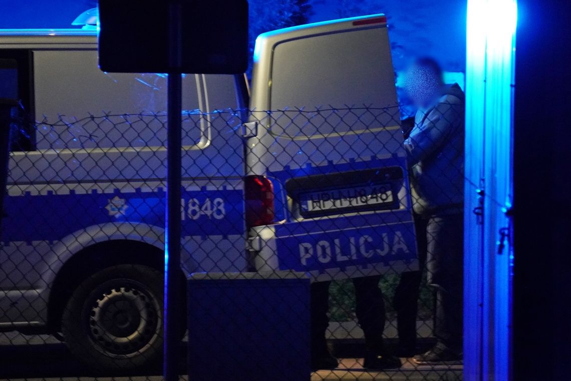 Pijany kierowca na Legionów Polskich wpadł przez nieoświetloną tablicę rejestracyjną pojazdu