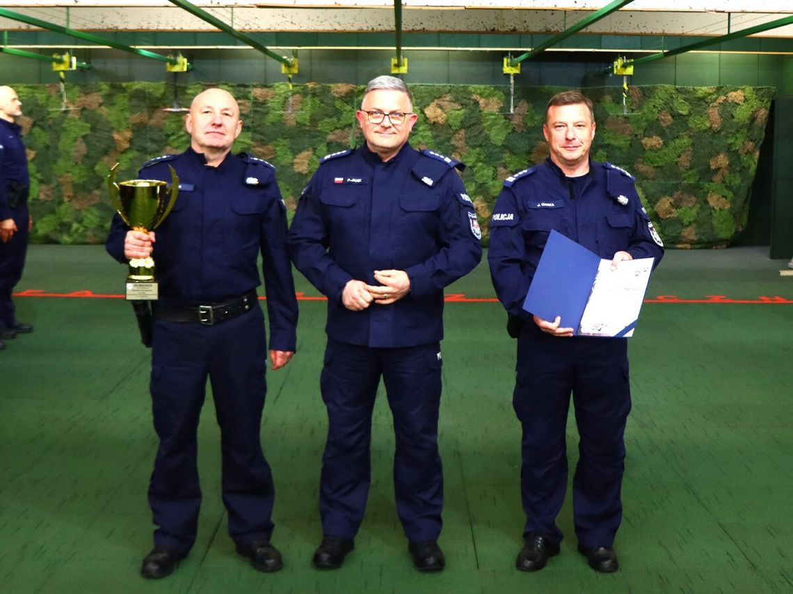 Podium dla gostynińskich policjantów w zawodach strzeleckich w Radomiu Podium dla gostynińskich policjantów w zawodach strzeleckich w Radomiu