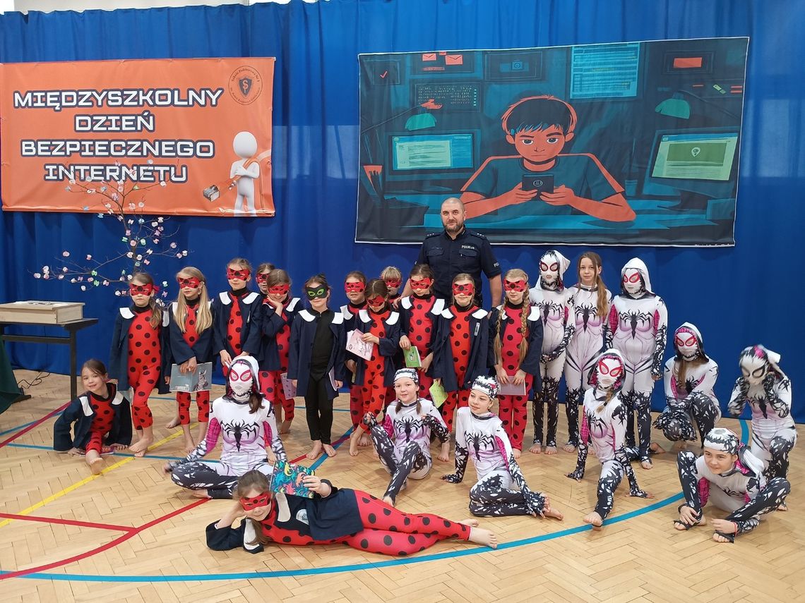 Policjanci z Gostynina na Międzyszkolnym Dniu Bezpiecznego Internetu