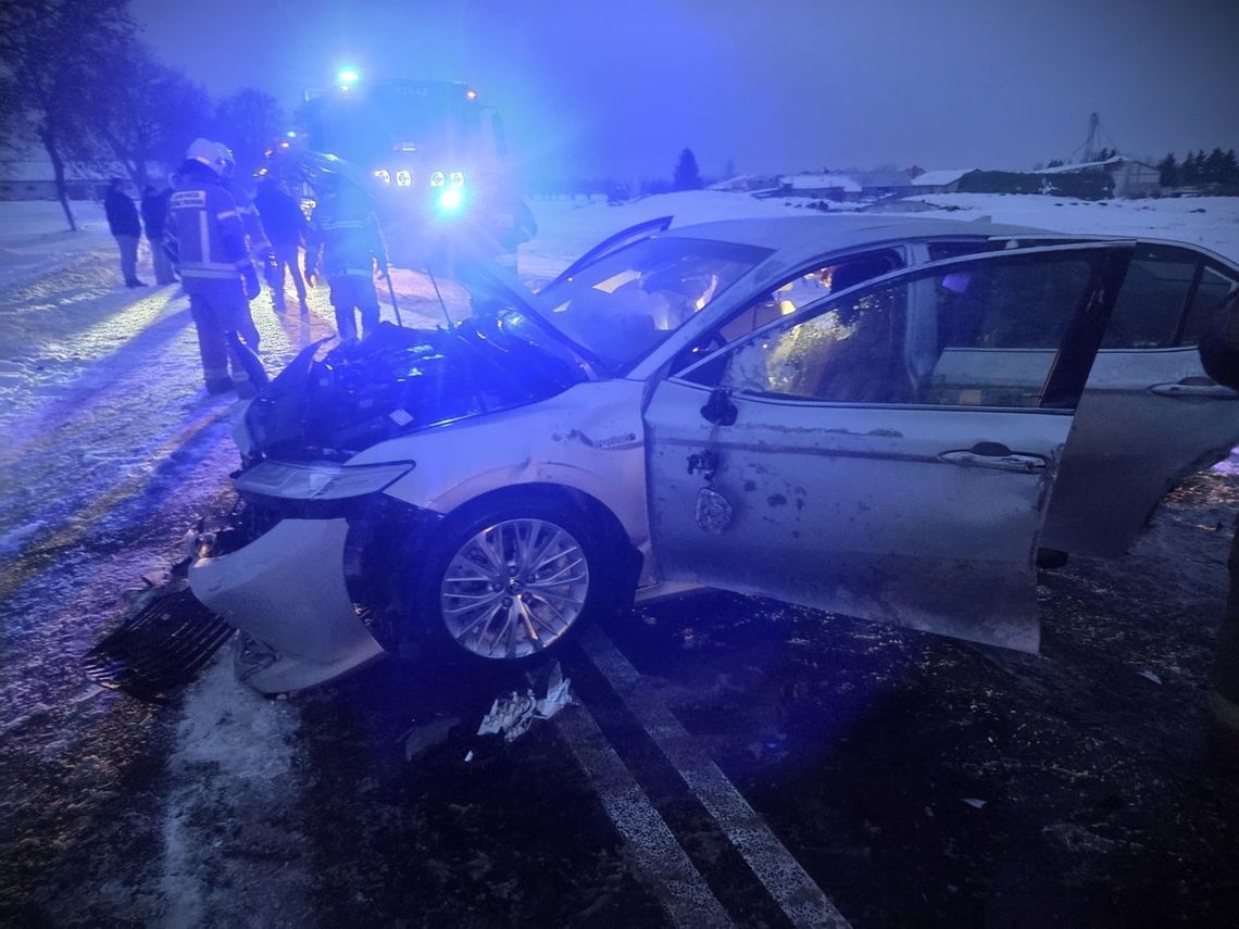 Policjantka po służbie ruszyła na pomoc kierowcy, który pijany uderzył w drzewo