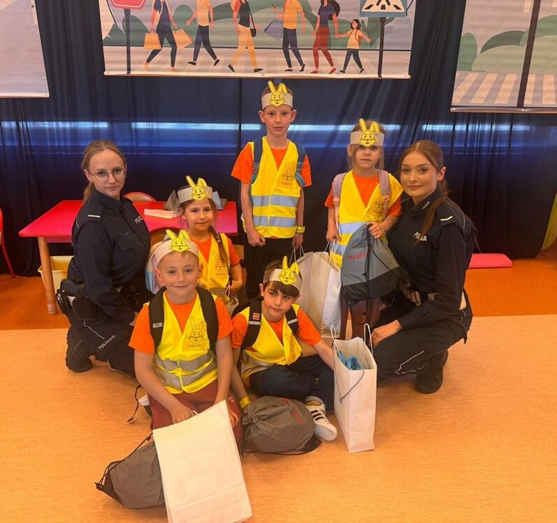 Policjantki z gostynińskiej drogówki jurorami przeglądu wiedzy pt. „Bądź przezorny na drodze” w Przedszkolu nr 4