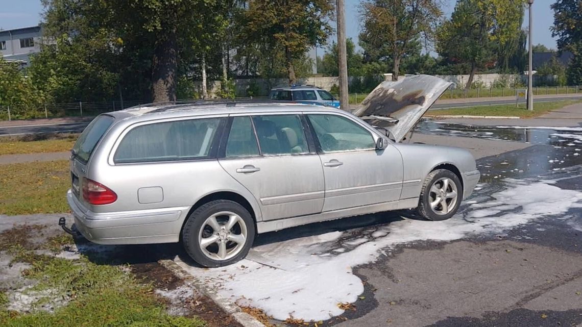 Pożar samochodu na stacji paliw