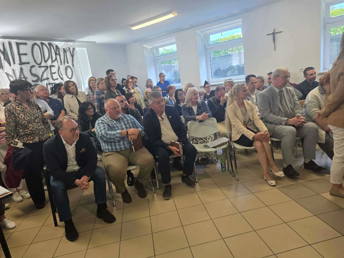 Protest na Zalesiu. Pracownicy i władze Gostynina przeciw konsolidacji z Winiarami Protest na Zalesiu. Pracownicy i władze Gostynina przeciw konsolidacji z Winiarami