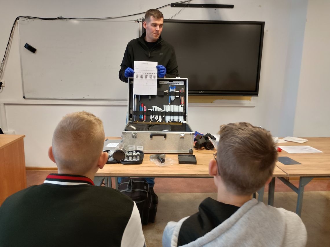 Przedświąteczne spotkanie z technikiem kryminalistyki w Gostynińskim Centrum Edukacyjnym Przedświąteczne spotkanie z technikiem kryminalistyki w Gostynińskim Centrum Edukacyjnym