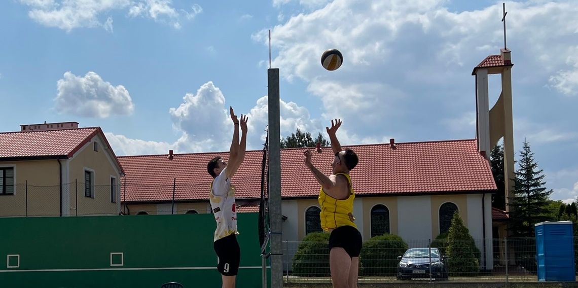 Przemysław Ciechoński i Mateusz Matusiak zwyciężają w plażówce