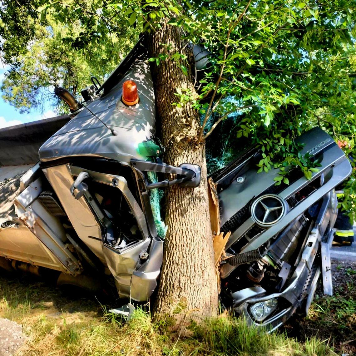 Ciężarówka wpadła do rowu w Woli Łąckiej