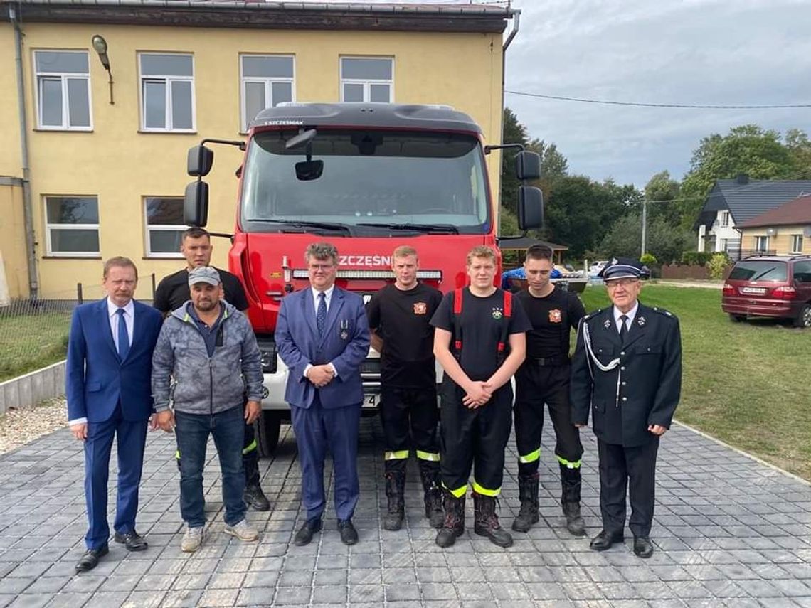 Sekretarz Stanu MSWiA Maciej Wąsik odwiedził Ochotniczą Straż Pożarną w Lucieniu