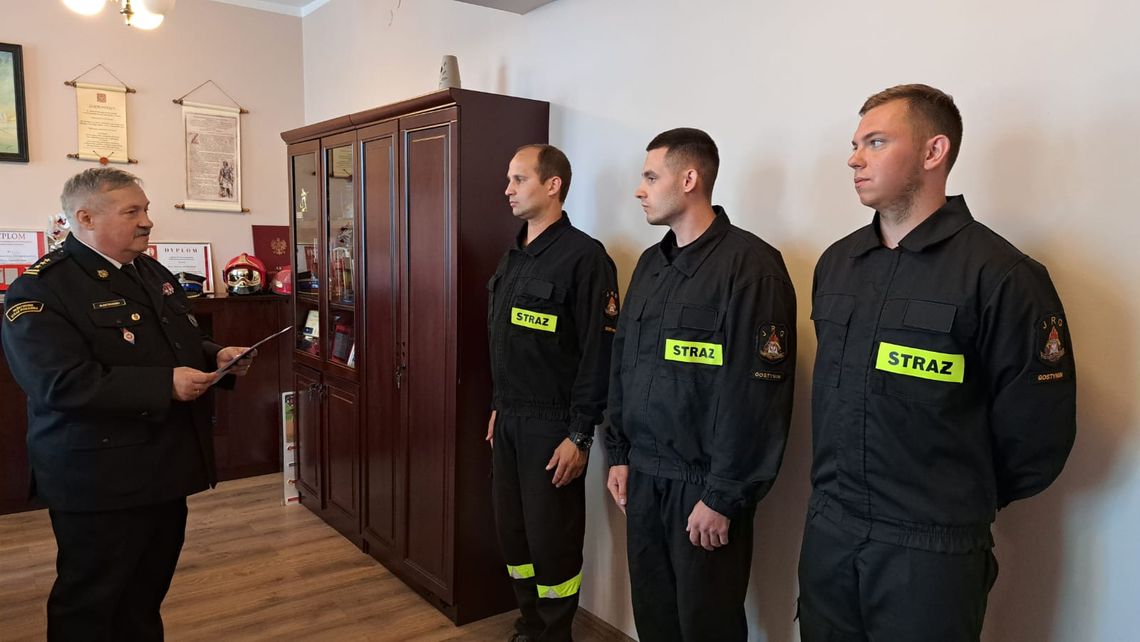 Ślubowanie nowych strażaków w Komendzie Powiatowej Państwowej Straży Pożarnej