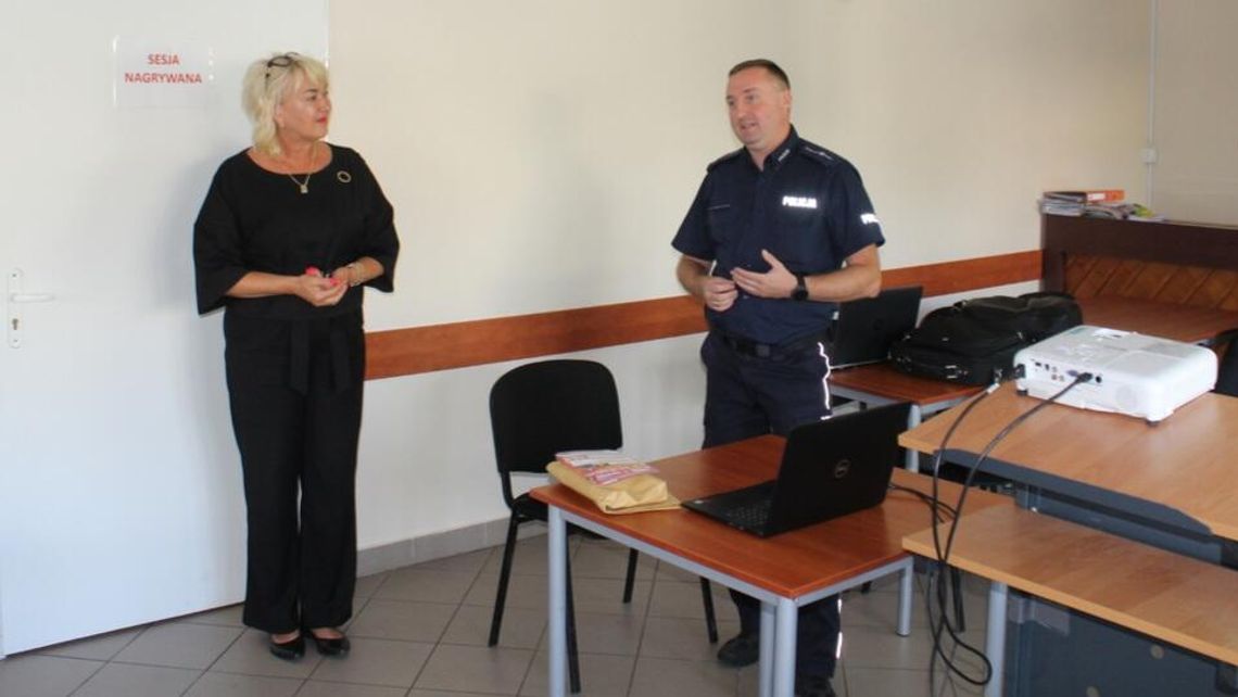 Spotkanie policjantów z seniorami w Szczawinie Kościelnym