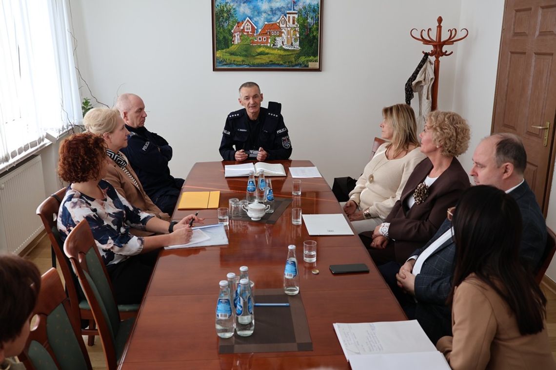 Spotkanie w sprawie bezpieczeństwa w szkołach ponadpodstawowych Powiatu Gostynińskiego Spotkanie w sprawie bezpieczeństwa w szkołach ponadpodstawowych Powiatu Gostynińskiego