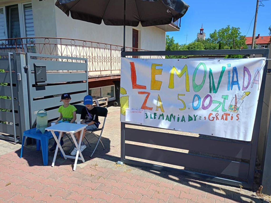 Sprzedając lemoniadę pomagają i zbierają na rzecz Julki Niedzielskiej z Gostynina
