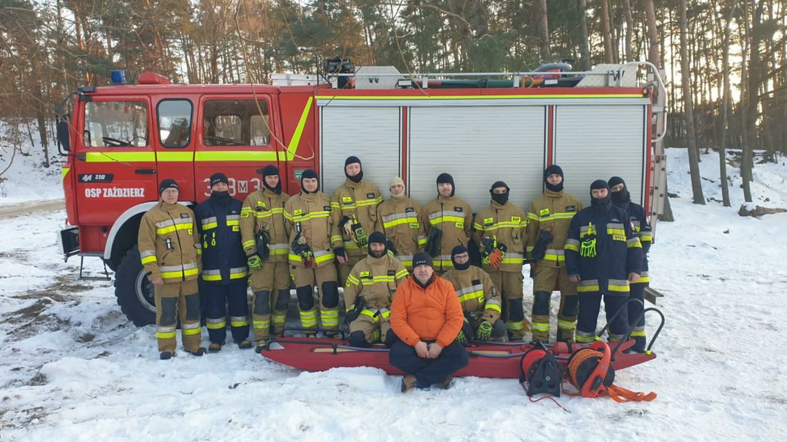 Strażacy ćwiczyli na lodzie