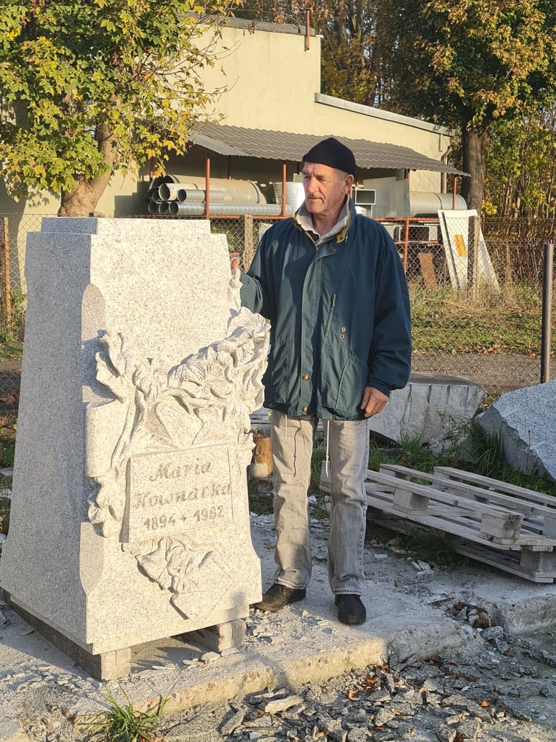 Tadeusz Biniewicz pracuje nad kolejną rzeźbą