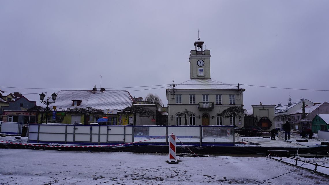 Trwają prace przy budowie odkrytego lodowiska