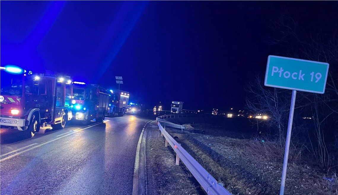 Trzy samochody zderzyły się na DK60. Droga zablokowana w obu kierunkach