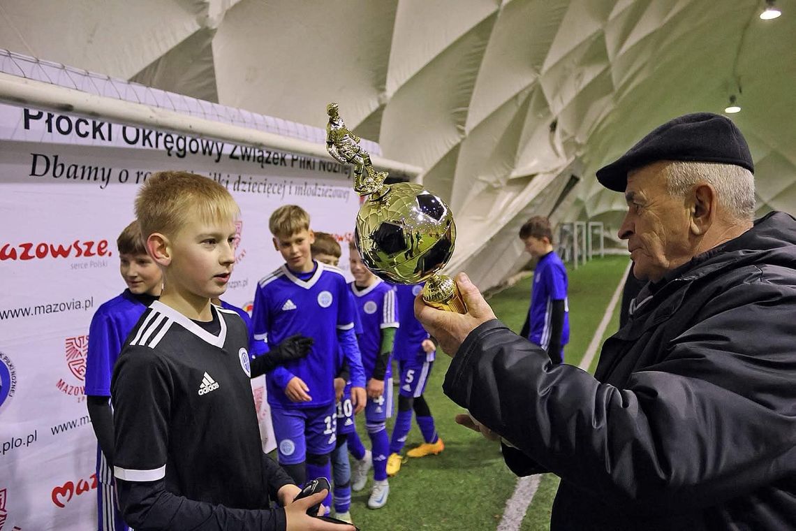 Turnieje Mikołajkowe Młodzików: Football Academy zwycięża, Mazur na czwartym miejscu