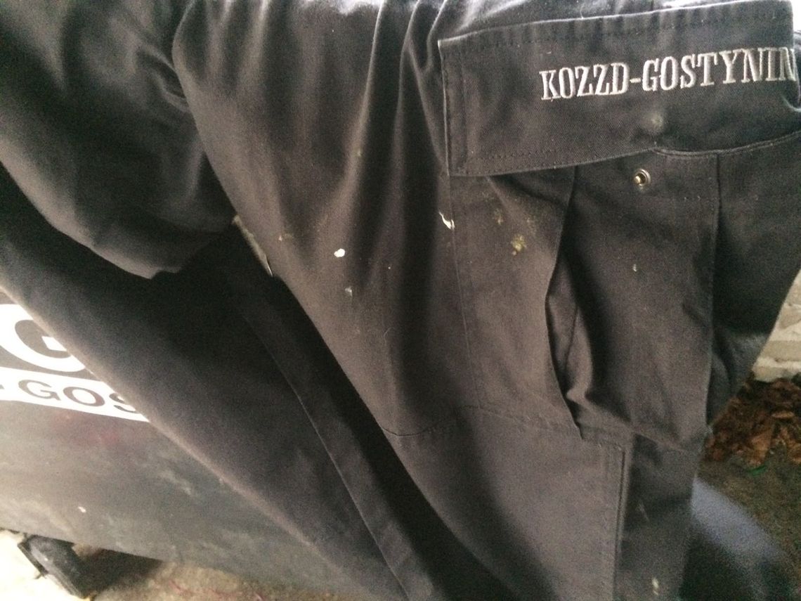 Ubrania z napisem KOZZD Gostynin trafiły do śmietnika na osiedlu Kościuszki Ubrania z napisem KOZZD Gostynin trafiły do śmietnika na osiedlu Kościuszki