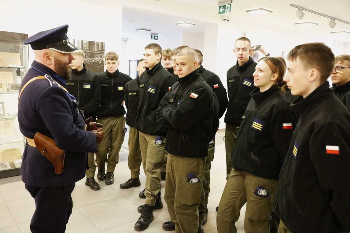Uczniowie z Gostynina z wizytą w Komendzie Głównej Policji Uczniowie z Gostynina z wizytą w Komendzie Głównej Policji