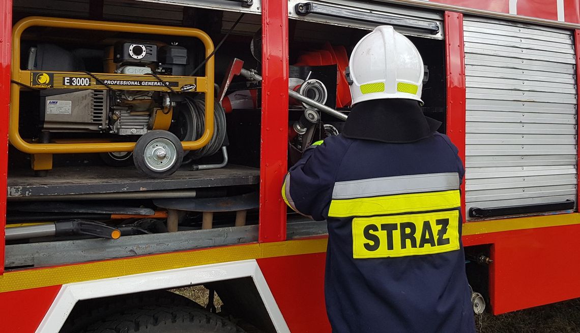Policjant uratował kobietę z płonącego budynku w Żychlinie