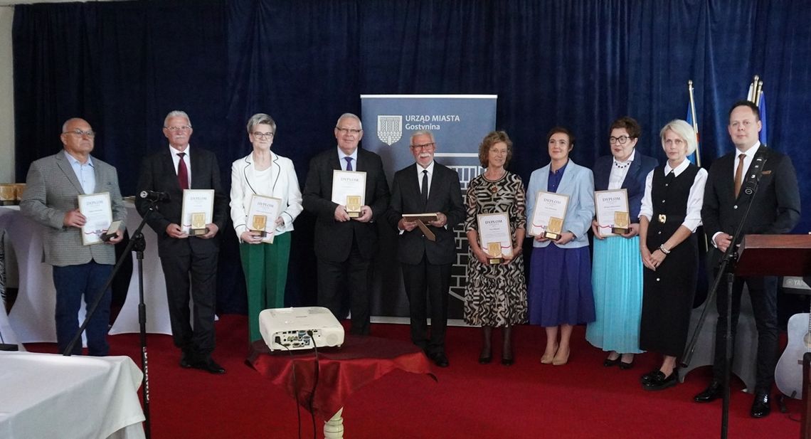 Uroczysta sesja Rady Miejskiej z udziałem byłych burmistrzów i radnych