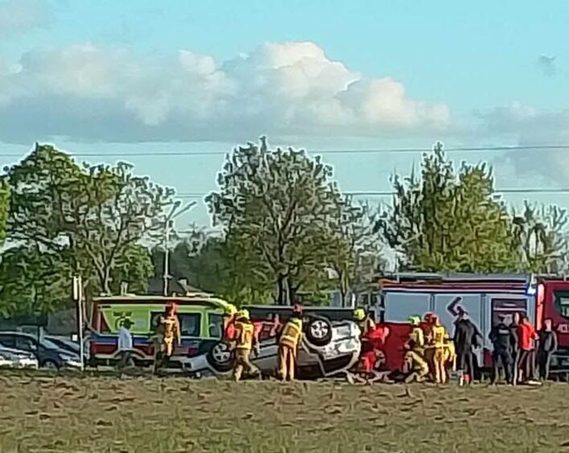 W Krzywiu auto wypadło z drogi i dachowało. Lądował śmigłowiec LPR