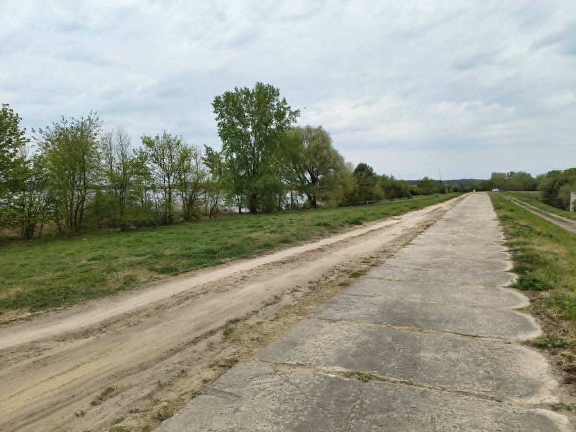 W Nowym Duninowie wjeżdżają pojazdami na wały przeciwpowodziowe W Nowym Duninowie wjeżdżają pojazdami na wały przeciwpowodziowe