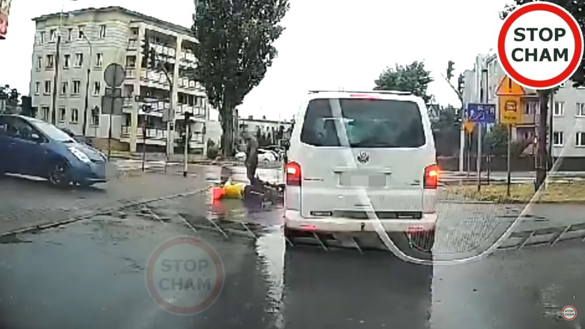 W Płocku kierowca bmw powalił na ziemię cyklistę [VIDEO]