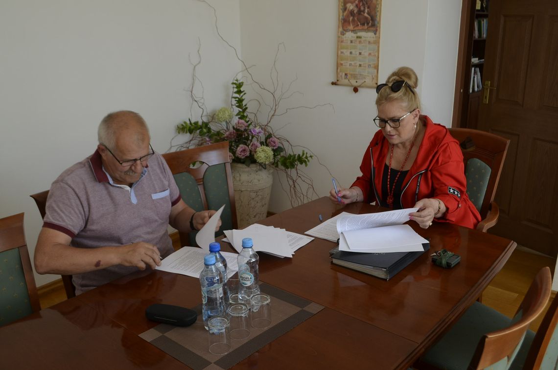 W Starostwie podpisano umowy na modernizację dwóch dróg powiatowych