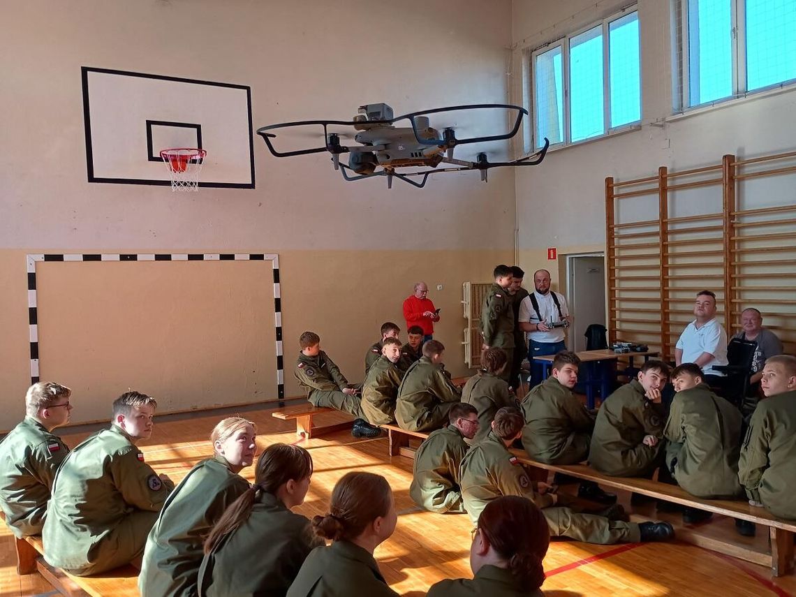 Warsztaty o bezpiecznym operowaniu dronami z udziałem gostynińskich policjantów