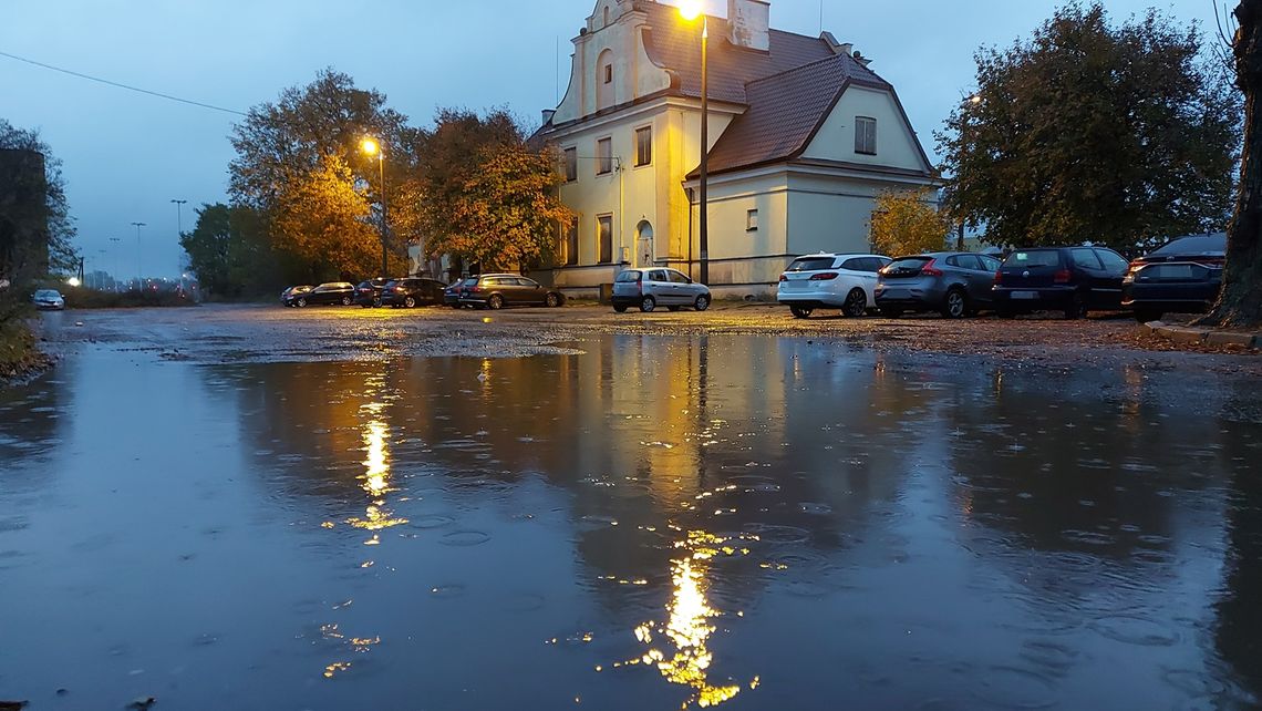 Wielka kałuża przed dworcem PKP w Gostyninie. Kiedy koniec problemów z parkingiem? Wielka kałuża przed dworcem PKP w Gostyninie. Kiedy koniec problemów z parkingiem?