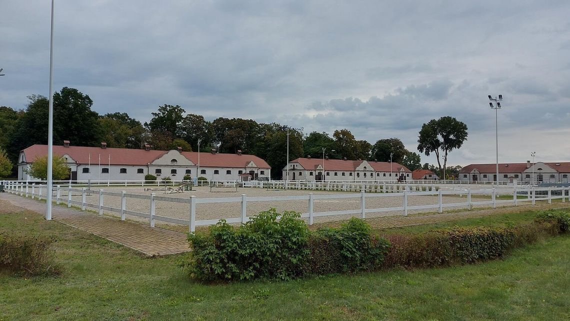 Wielki konkurs na strój z dwudziestolecia międzywojennego podczas zawodów w powożeniu w Łącku Wielki konkurs na strój z dwudziestolecia międzywojennego podczas zawodów w powożeniu w Łącku
