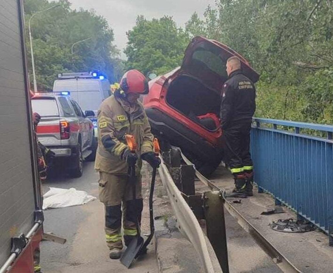 Wjechała na barierki mostu