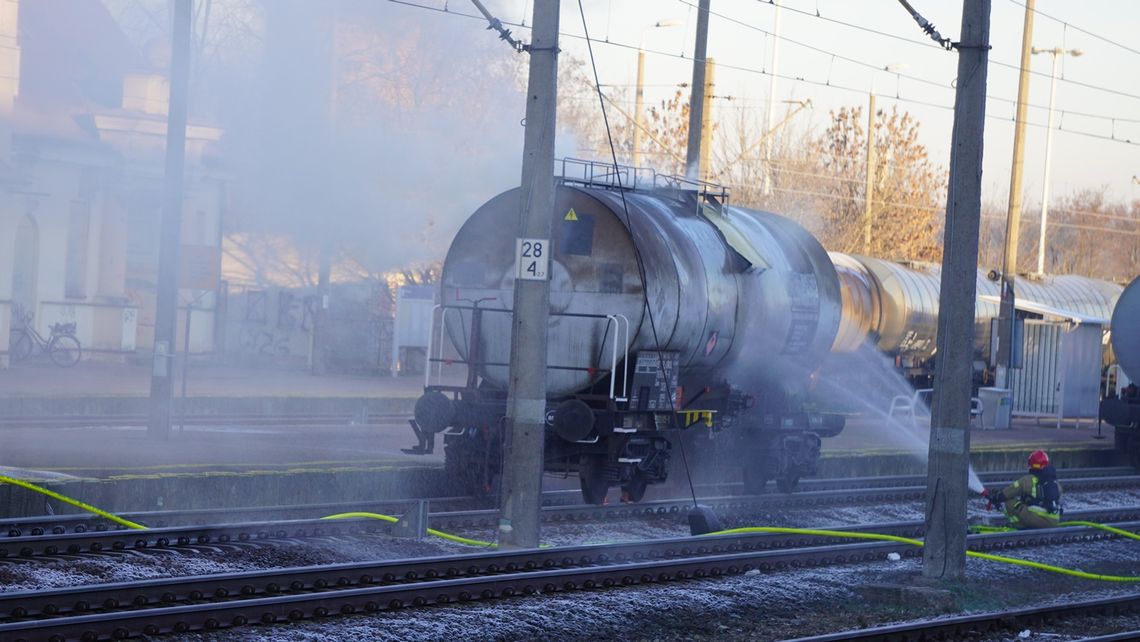 Wyciek z cysterny przy dworcu PKP w Gostyninie [ZDJĘCIA]