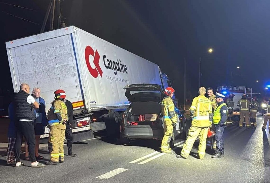 Wypadek na DK62. Ciężarówka uderzyła w skręcającą Toyotę, droga zablokowana do północy Wypadek na DK62. Ciężarówka uderzyła w skręcającą Toyotę, droga zablokowana do północy