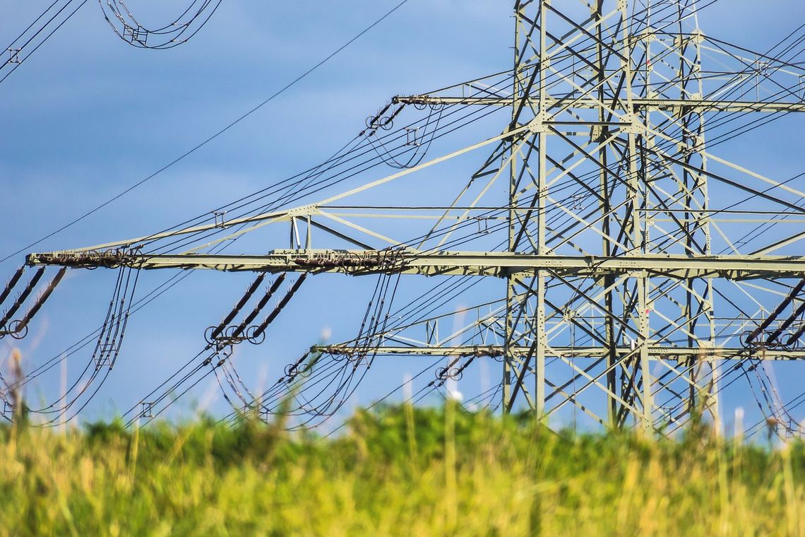 Zachowaj ostrożność podczas prac w pobliżu linii energetycznych