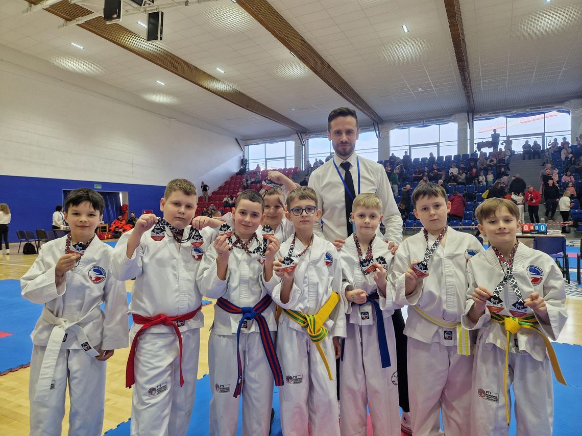 Zawodnicy Taekwon-do Hwarang z medalami Mistrzostw Kujaw