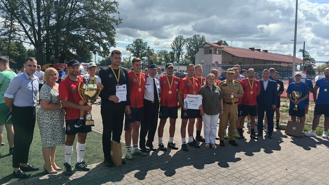 Zawodowi Strażacy triumfują w VI Turnieju Strażaków w Piłkę Nożną