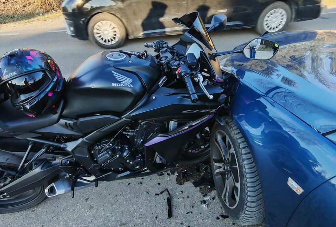 Zderzenie samochodu z motorem