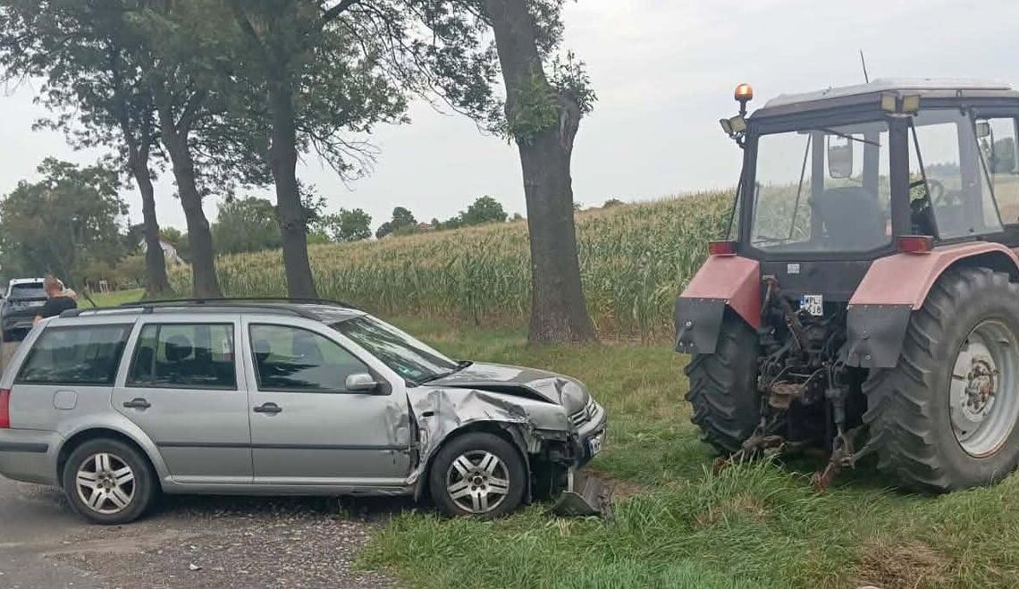 Zderzenie Volkswagena z ciągnikiem w Budkowie na DK 60 Zderzenie Volkswagena z ciągnikiem w Budkowie na DK 60