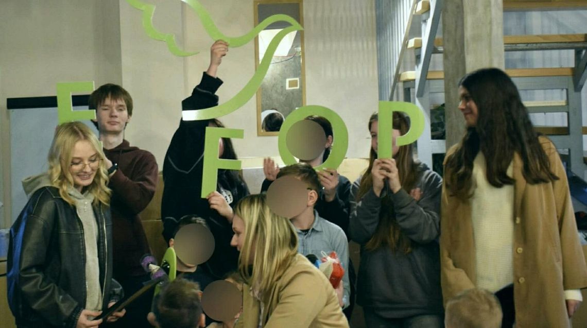 Zespół uczniów z Technikum Ekonomicznego nr 8 w Warszawie z pomocą dla gostynińskich domów dziecka Zespół uczniów z Technikum Ekonomicznego nr 8 w Warszawie z pomocą dla gostynińskich domów dziecka