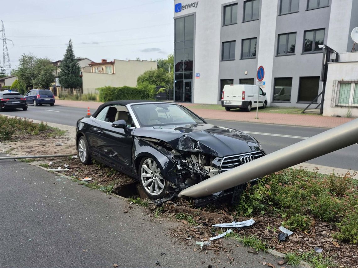 Zjechał z jezdni i uderzył w latarnię, był reanimowany