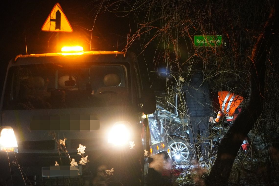 Zjechała z drogi i uderzyła w drzewo