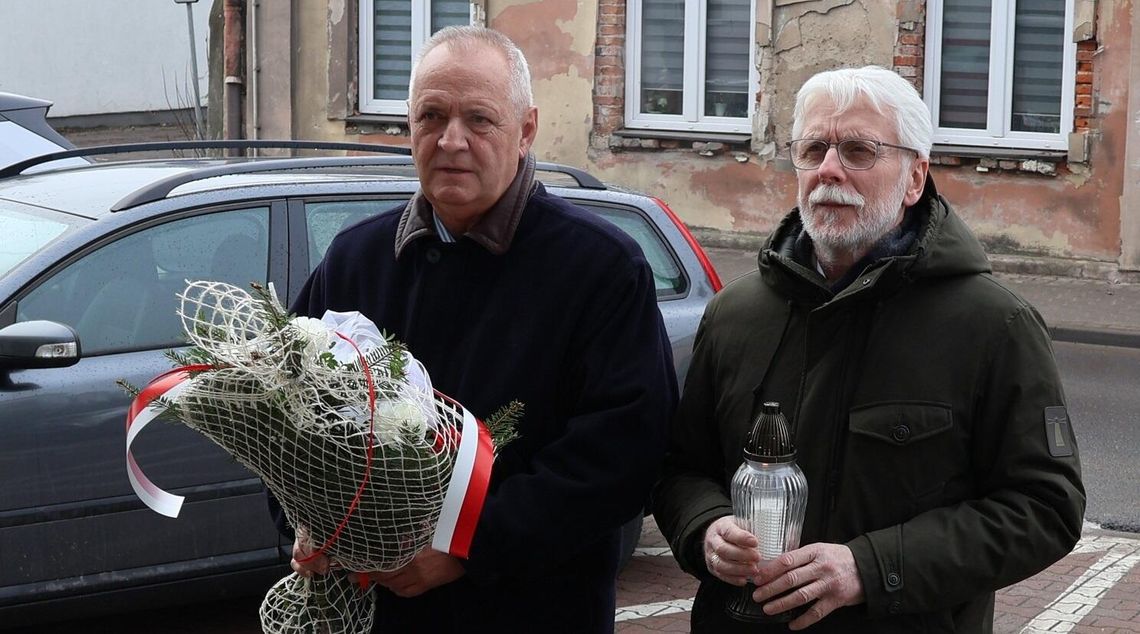 Złożenie kwiatów pod tablicą upamiętniającą ppor. Henryka Jóźwiaka ps. „Groźny”