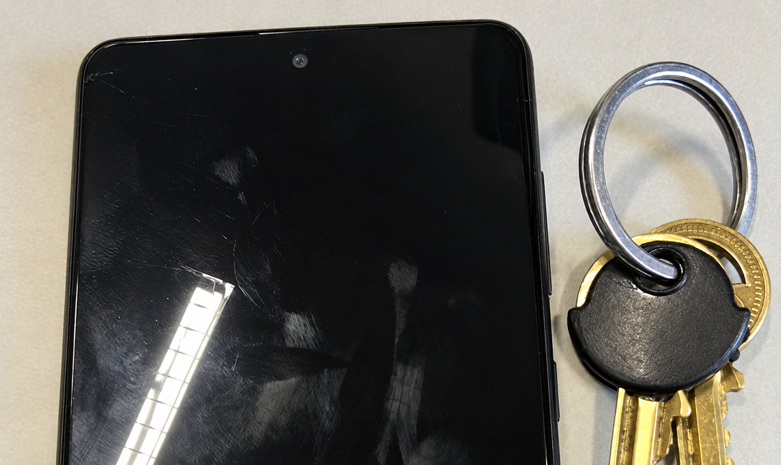 Znaleziono telefon komórkowy z kluczami Znaleziono telefon komórkowy z kluczami