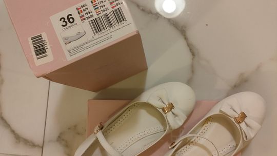 Buty komunijne dla dziewczynki rozmiar 35 i 36 białe Buty komunijne dla dziewczynki rozmiar 35 i 36 białe