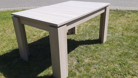solidny - duży stół